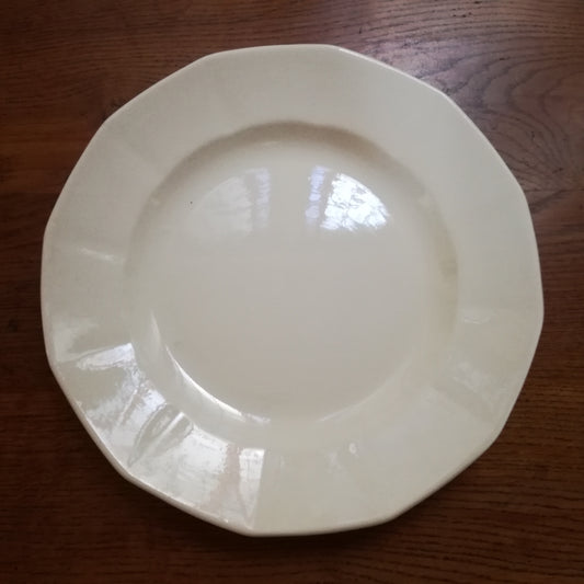 Plat rond blanc crème ancien à marli biseauté Sarreguemines