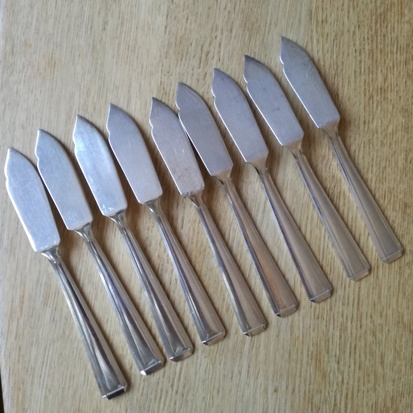 9 couteaux à poisson en métal argenté Saglier Frères