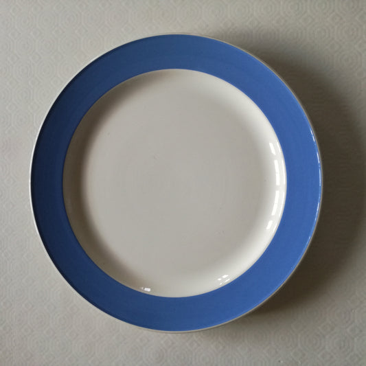 Grand plat rond ancien à aile bleu clair, modèle "Orléans", Villeroy & Boch