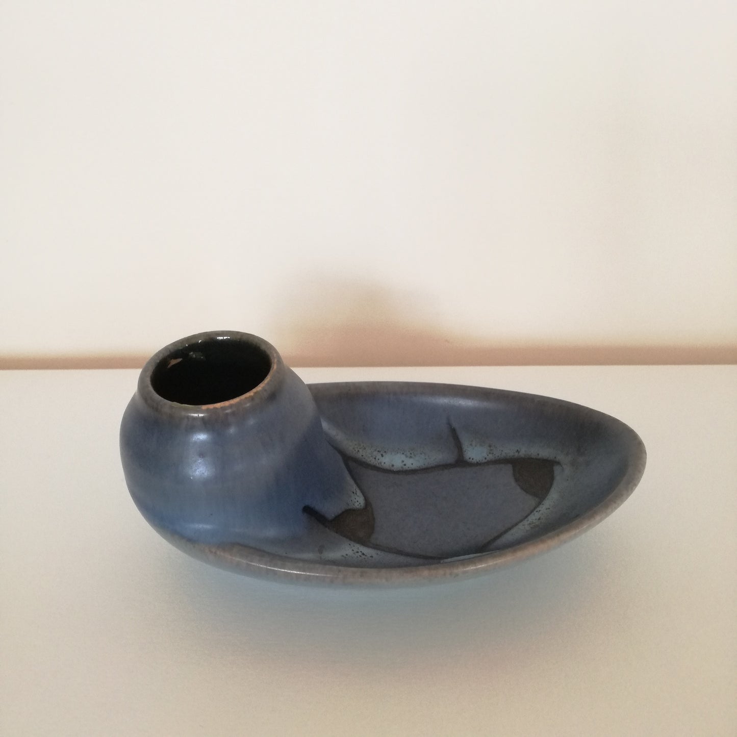 Petit vase coupelle à décor de poisson en céramique ouest-allemande numéroté 42 07 W Germany