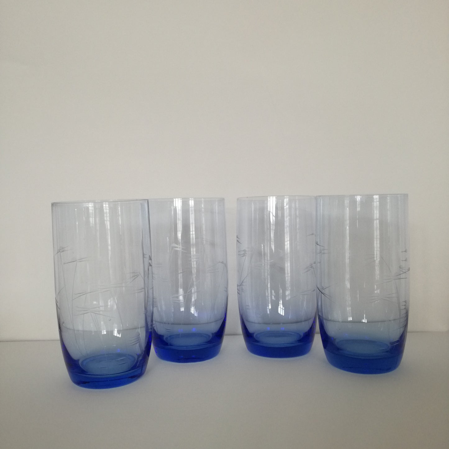 4 verres à eau bleus à décor de roseaux stylisés en verre très fin