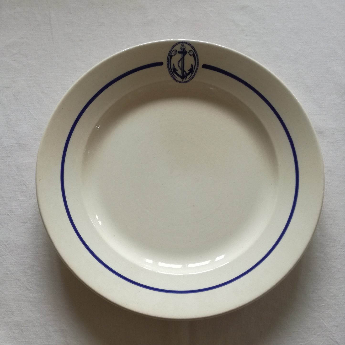 Plat rond ancien en faïence à décor d'ancre et liseré bleu marine, Gien