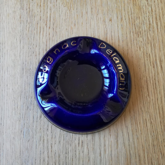 Cendrier publicitaire en faïence bleu cobalt pour le cognac Delamain, MBFA Pornic