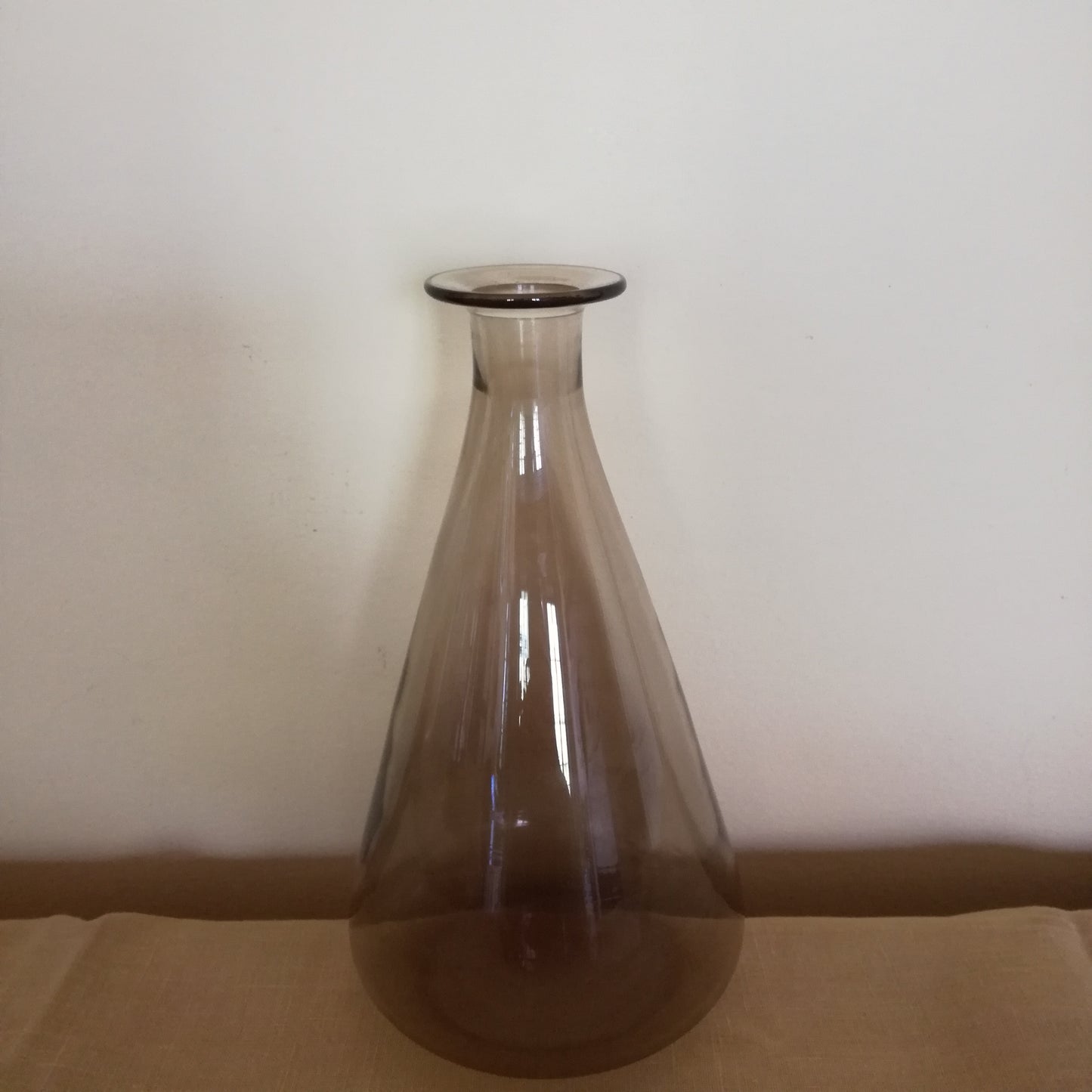 Carafe en verre noir en forme de goutte