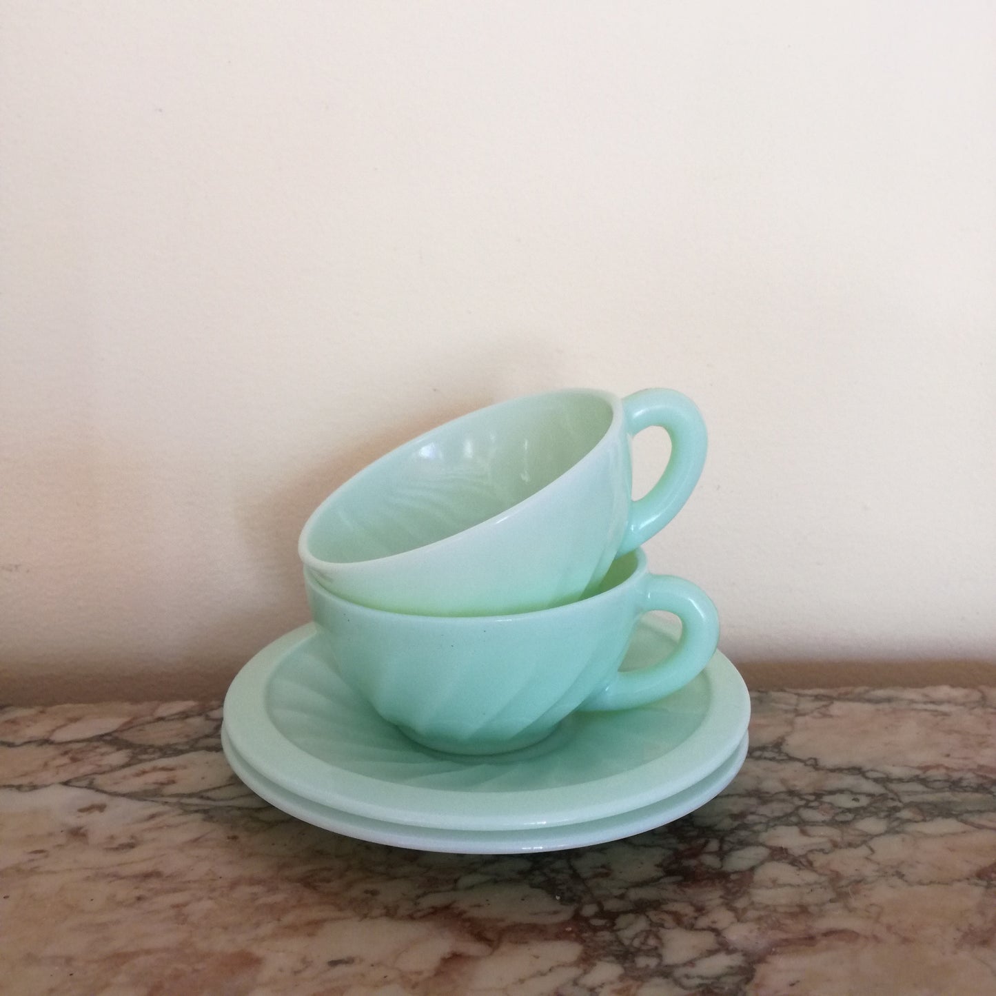 Duo de tasses et leur soucoupe en opaline vert clair