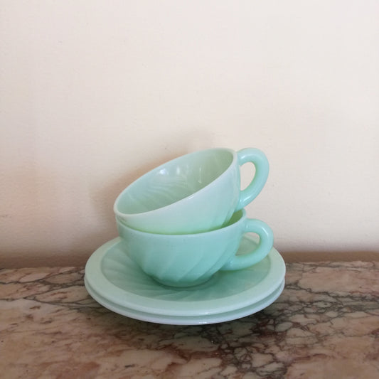 Duo de tasses et leur soucoupe en opaline vert clair