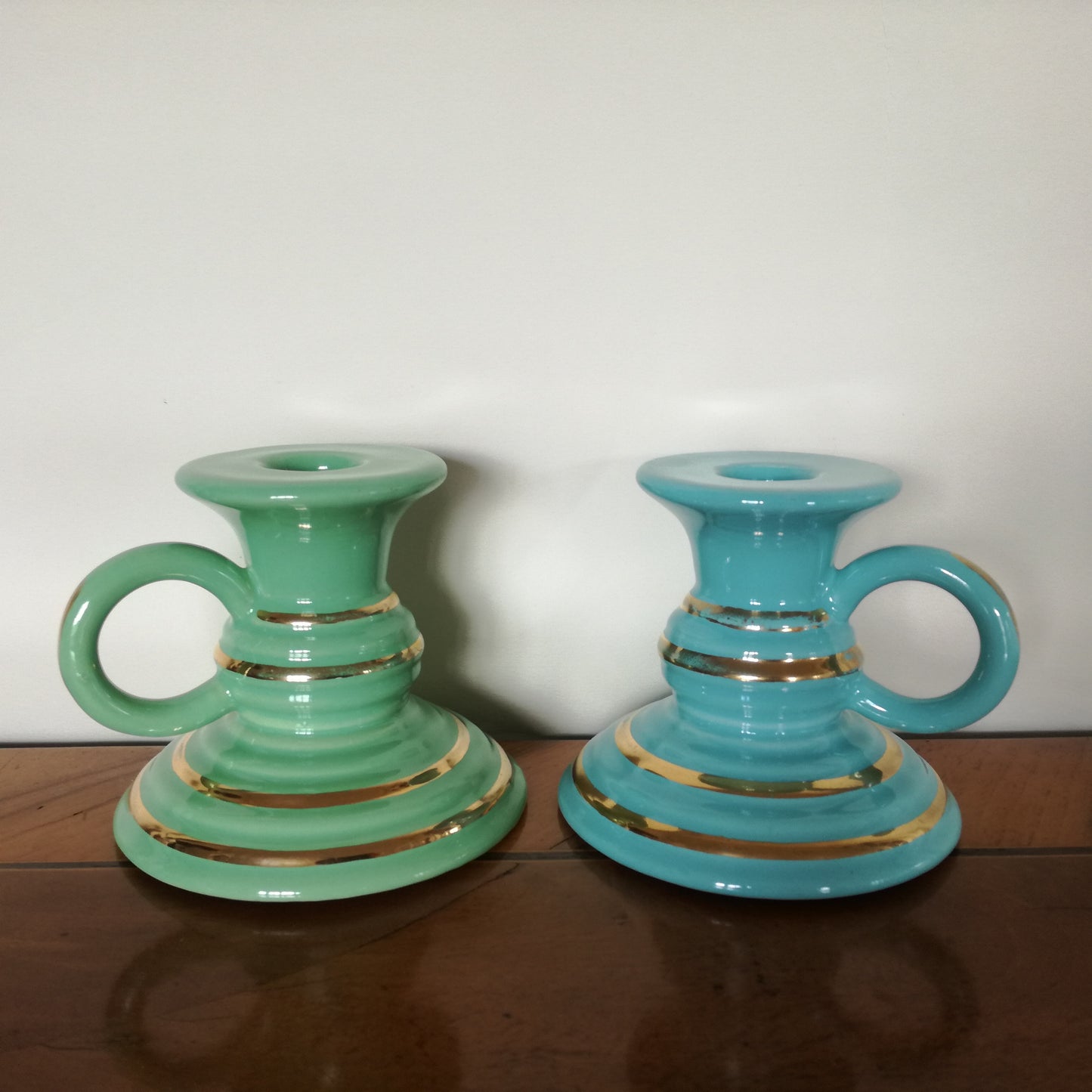 Paire de bougeoirs en faïence vert et bleu à liserés dorés Saint-Clément France années 50-60
