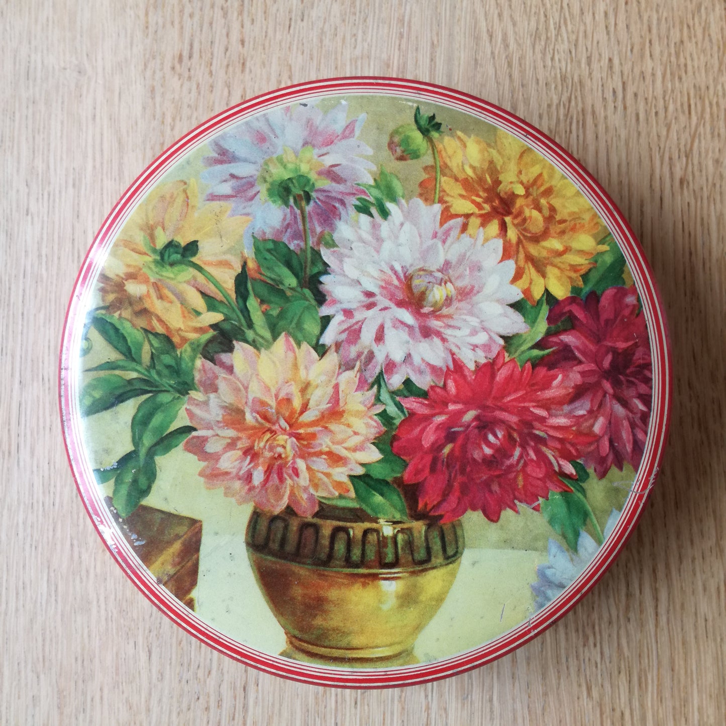 Boîte ancienne ronde en métal à décor de dahlias pour la confiserie Louis Clauss Paris