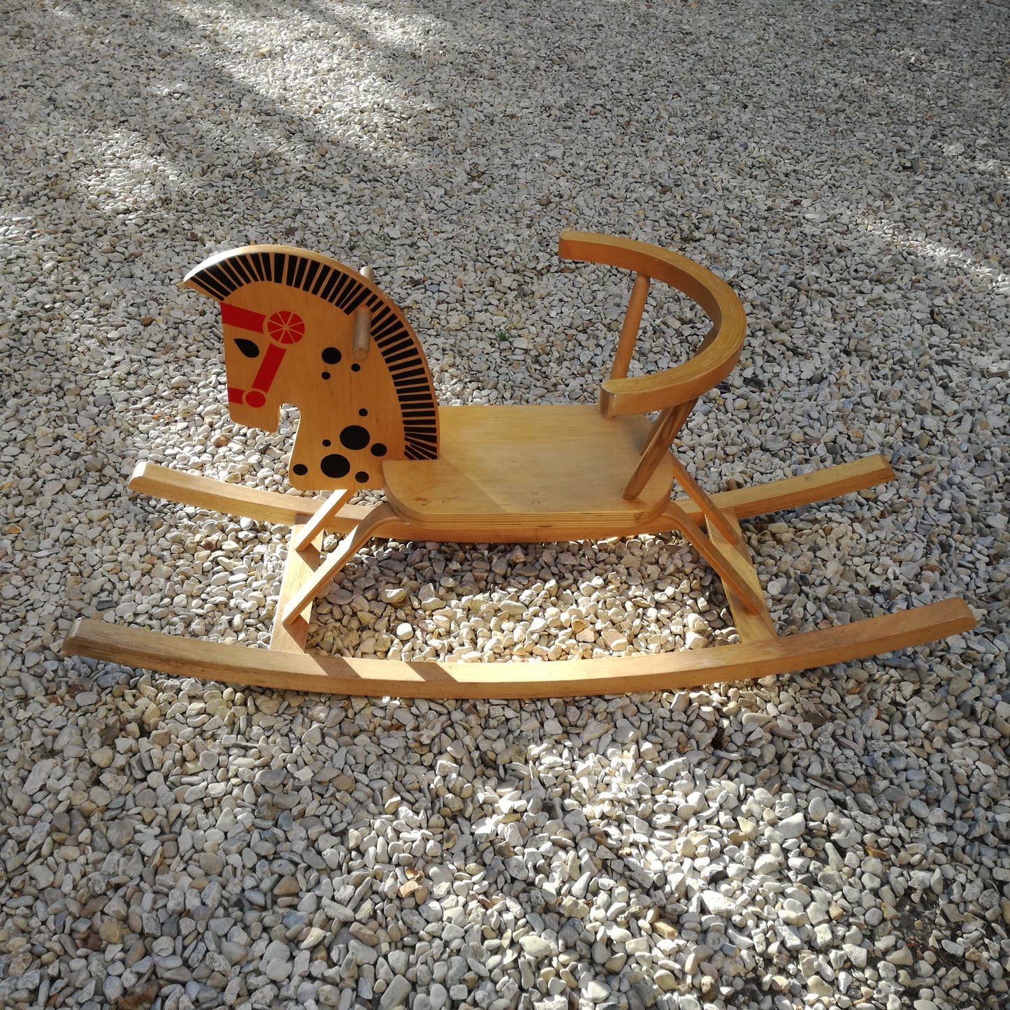 Cheval à bascule ancien en bois