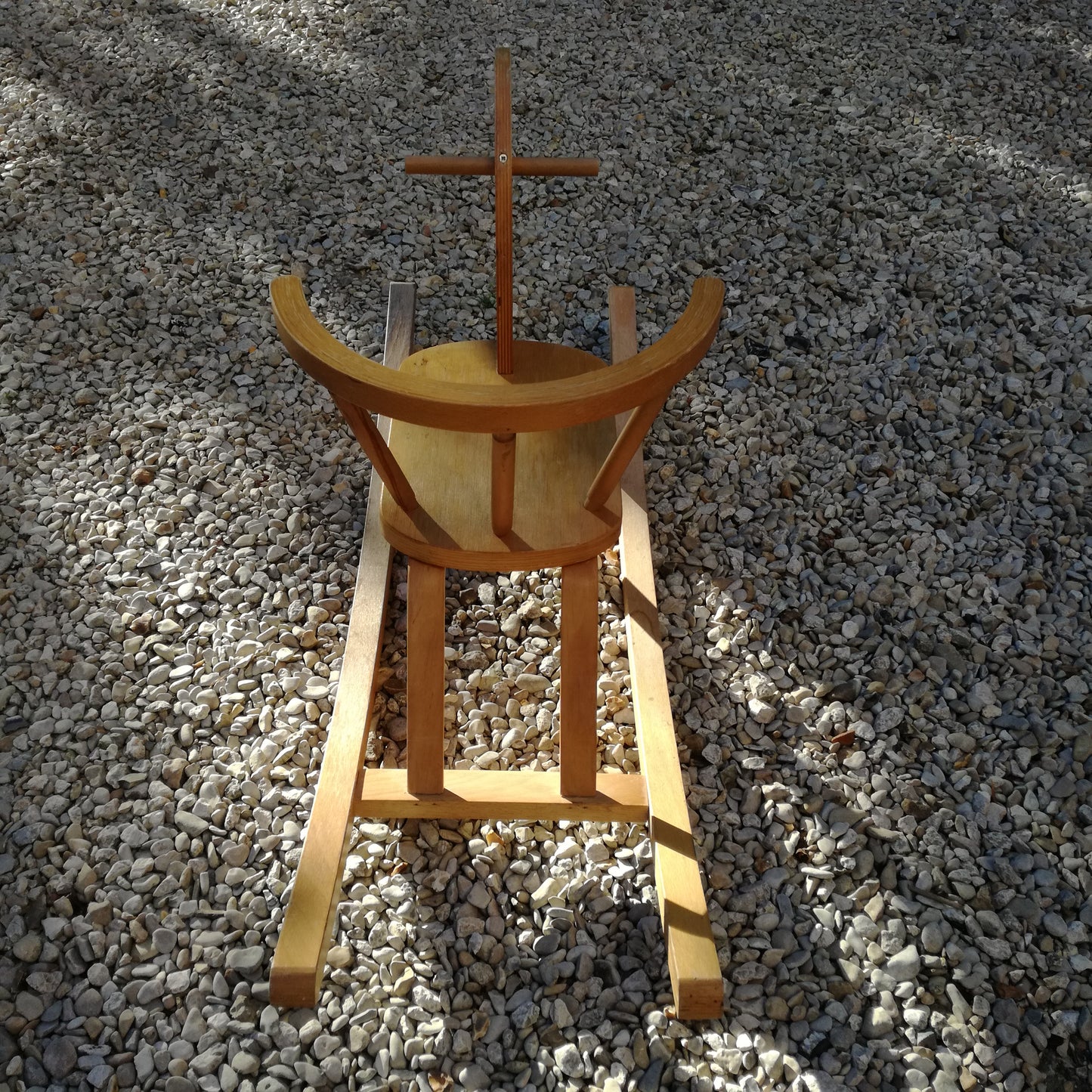 Cheval à bascule ancien en bois