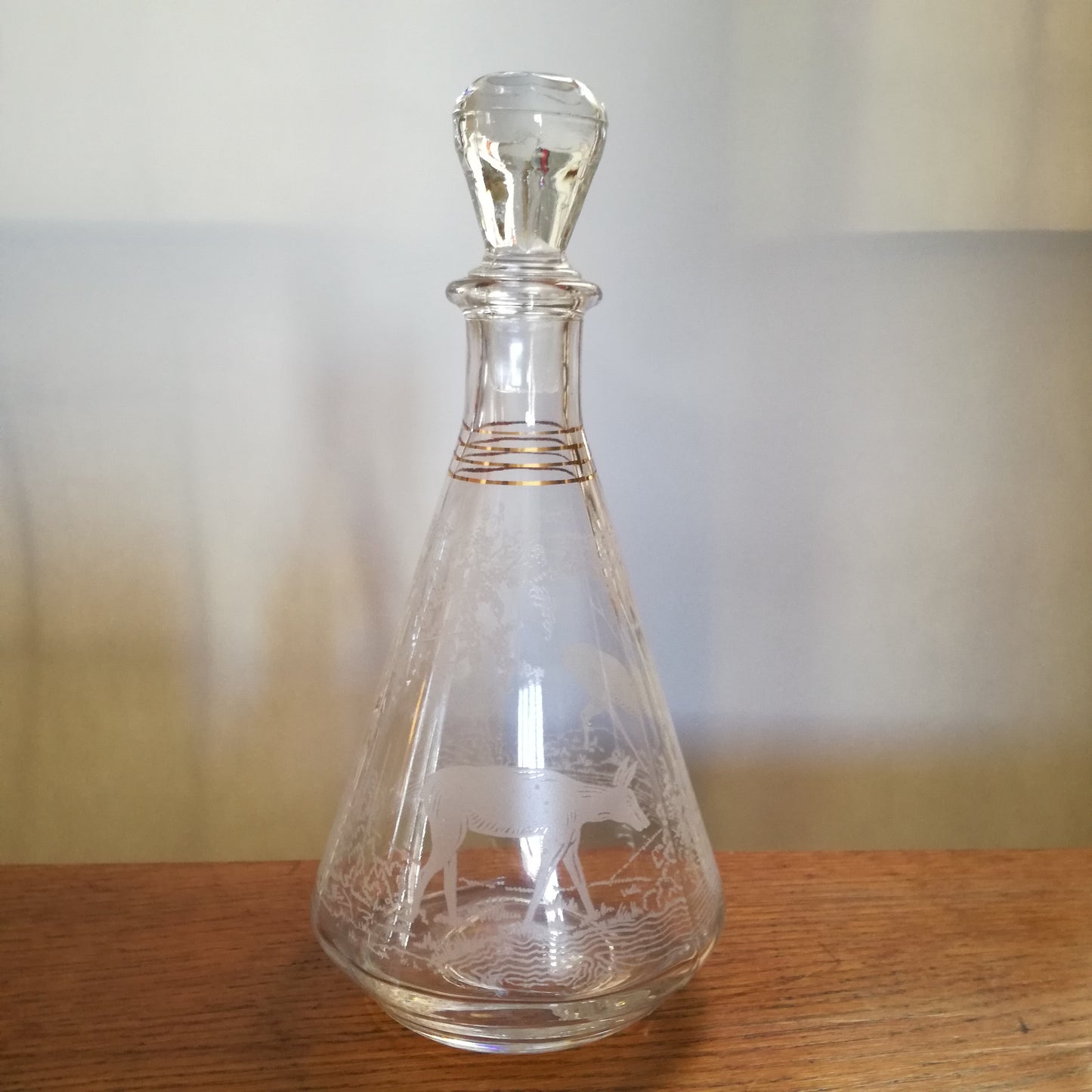 Carafe à liqueur et son bouchon en verre à décor de cerf et de biche