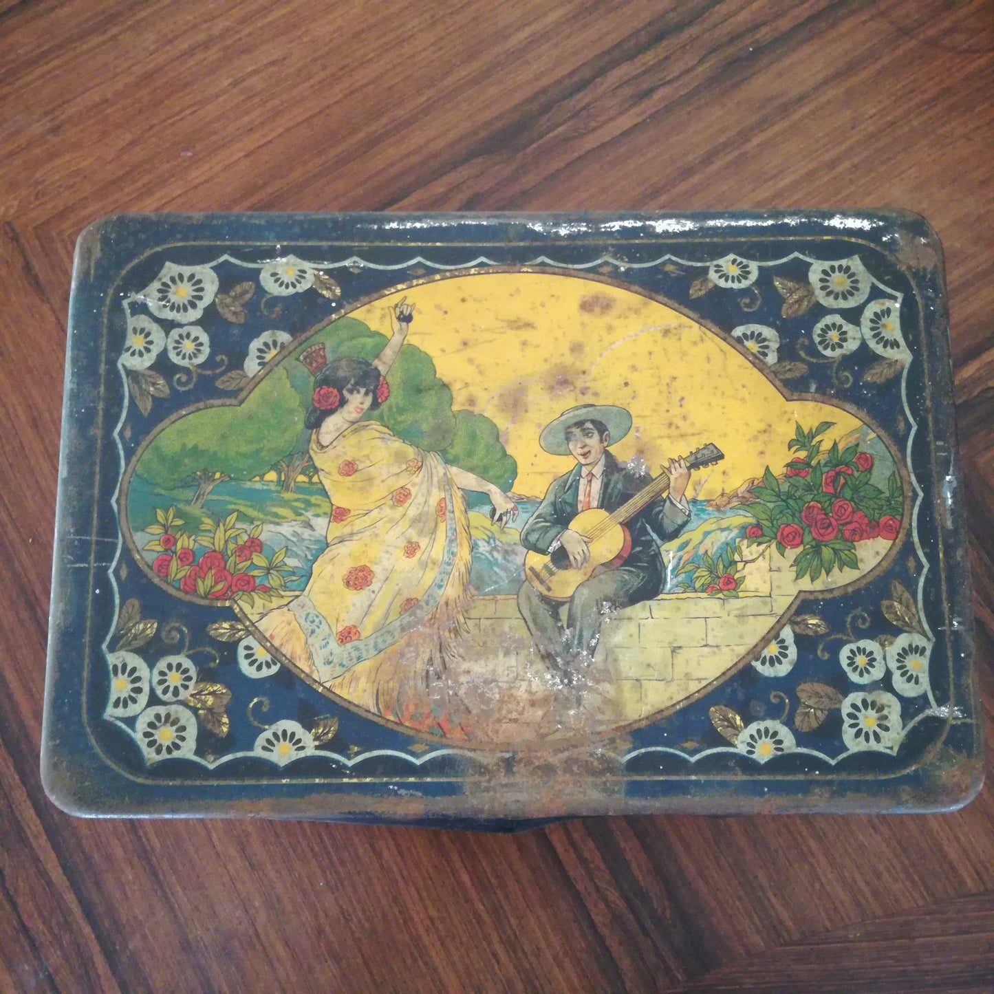 Grande boîte en métal ancienne à décor de musicien et danseuse de flamenco