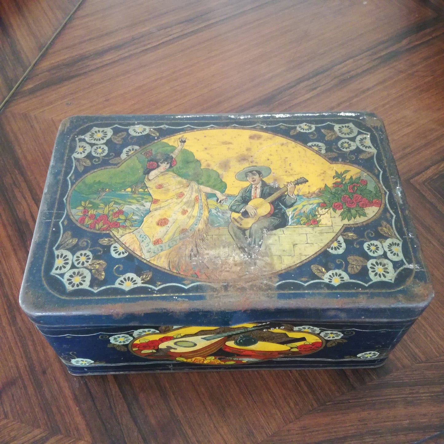 Grande boîte en métal ancienne à décor de musicien et danseuse de flamenco