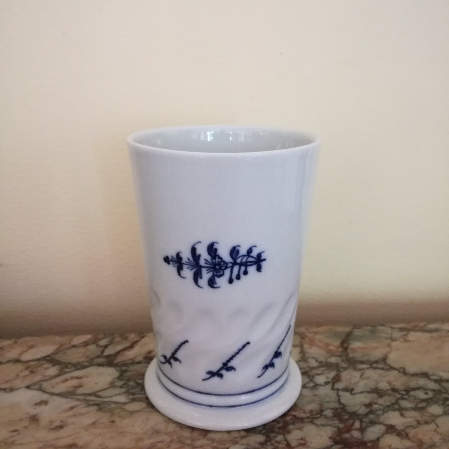 Petit vase en porcelaine à décor de fleurs bleues, pâte dure décor main