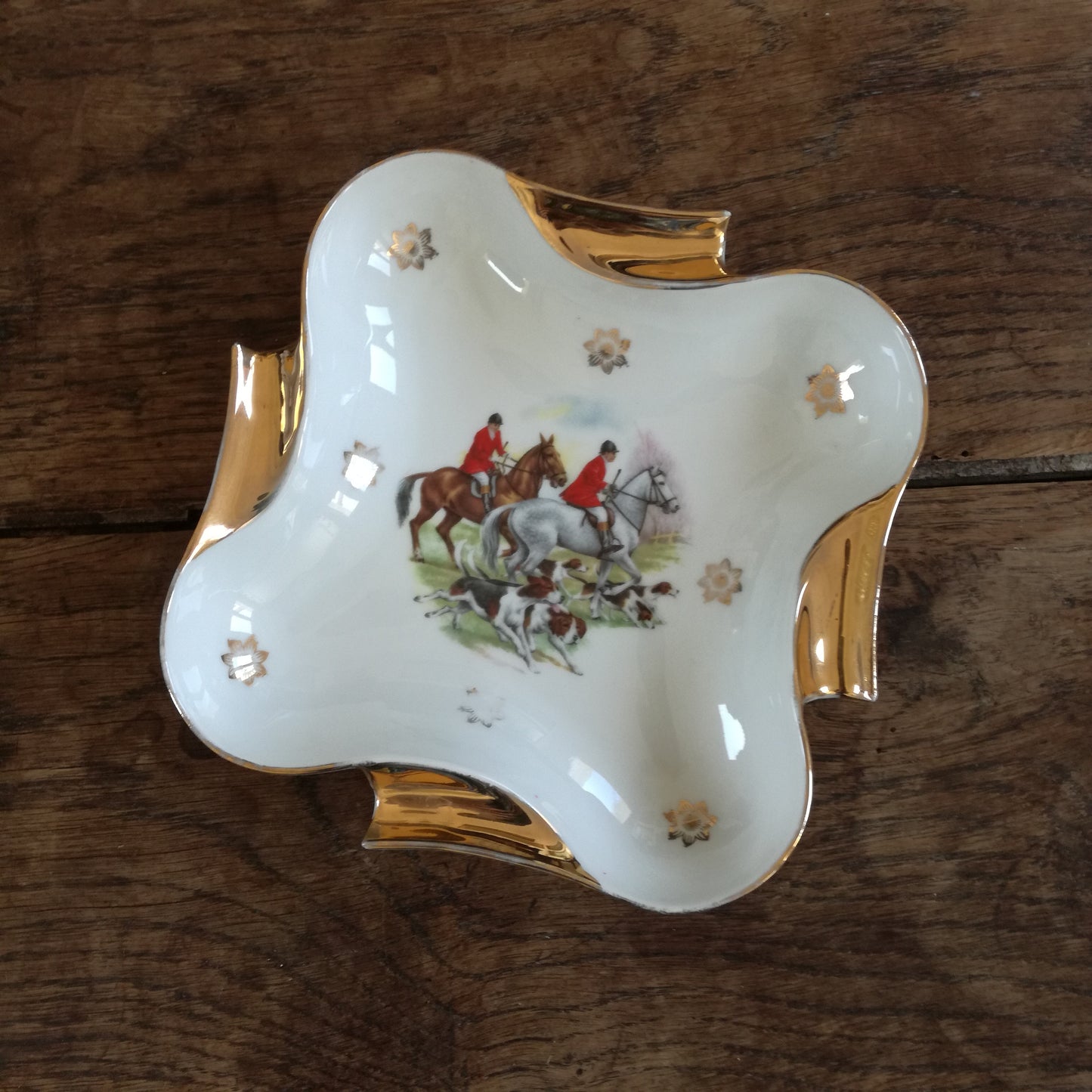 Cendrier ou vide-poches en porcelaine ancienne, cavaliers de chasse à courre et chiens