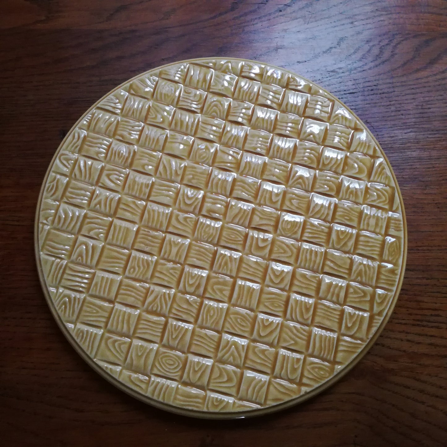 Dessous de plat en faïence jaune à motif de petits carreaux, Création Primefleur Gien France