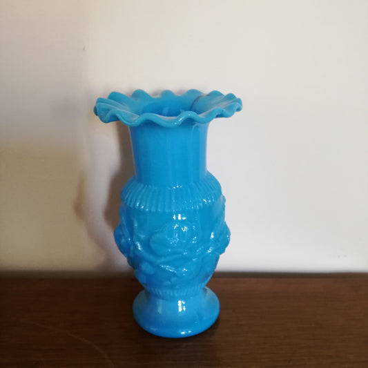Petit vase en opaline bleu turquoise col dentelle à décor de fleurs en relief