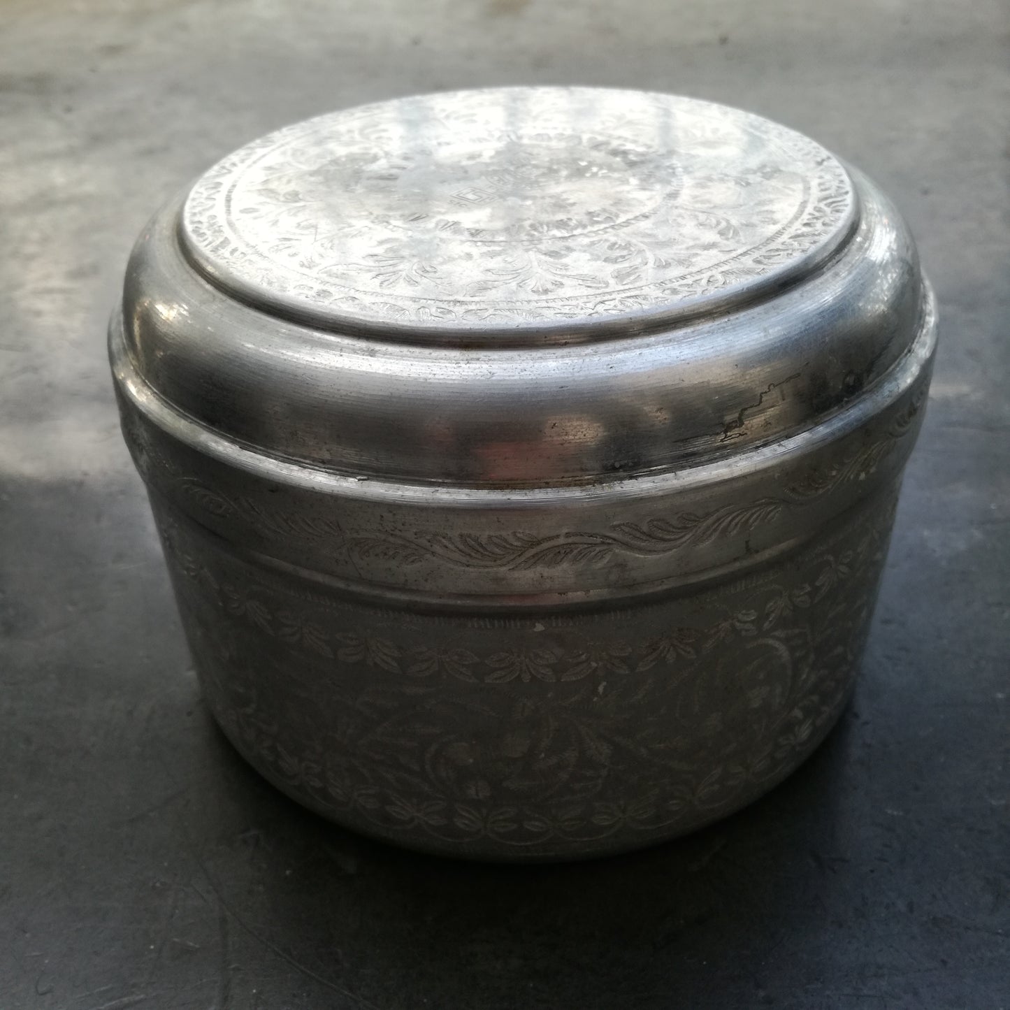 Boîte ronde ancienne en aluminium pur Crown à décor de feuillages