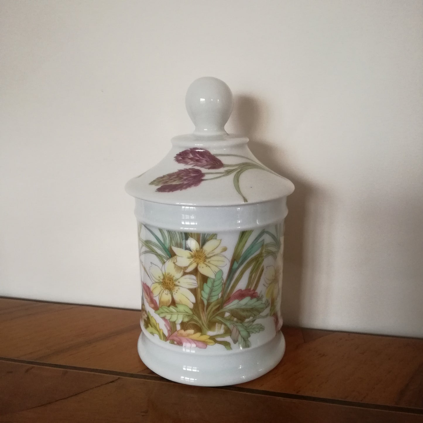 Pot et son couvercle en porcelaine Pillivuyt à décor floral signé Molling numéroté 73 39 15