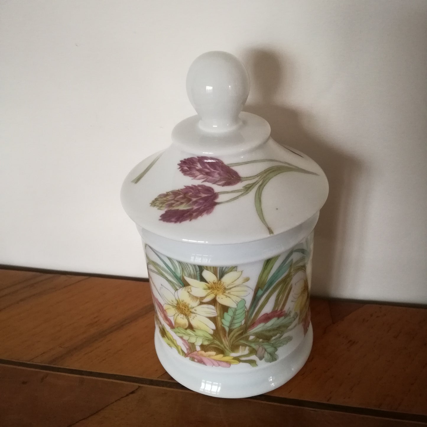 Pot et son couvercle en porcelaine Pillivuyt à décor floral signé Molling numéroté 73 39 15