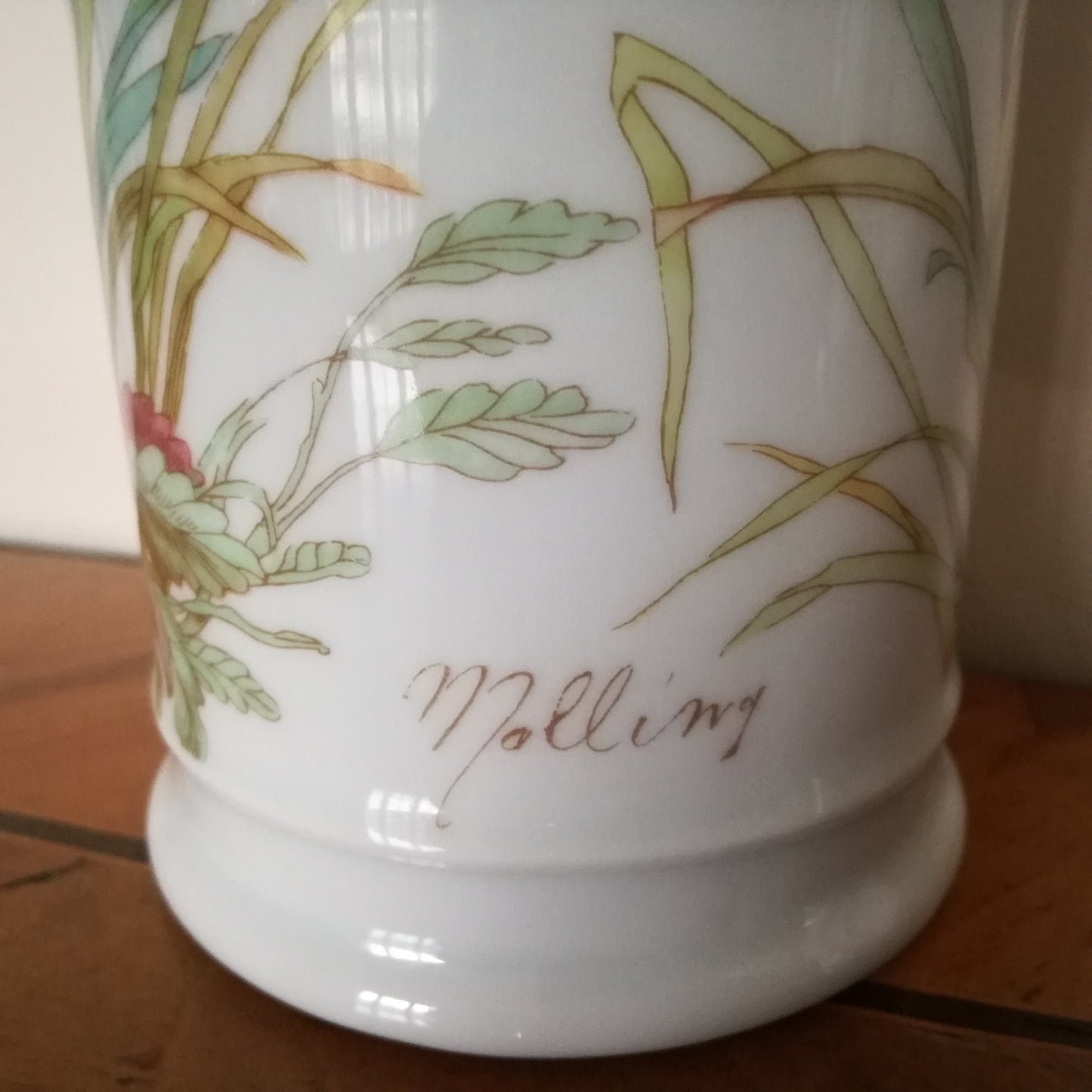 Pot et son couvercle en porcelaine Pillivuyt à décor floral signé Molling numéroté 73 39 15