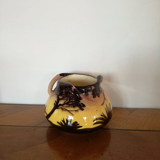Petit vase à la cigale ou bas de pot signé L Berty faïencerie Saint Jean du Désert à Marseille