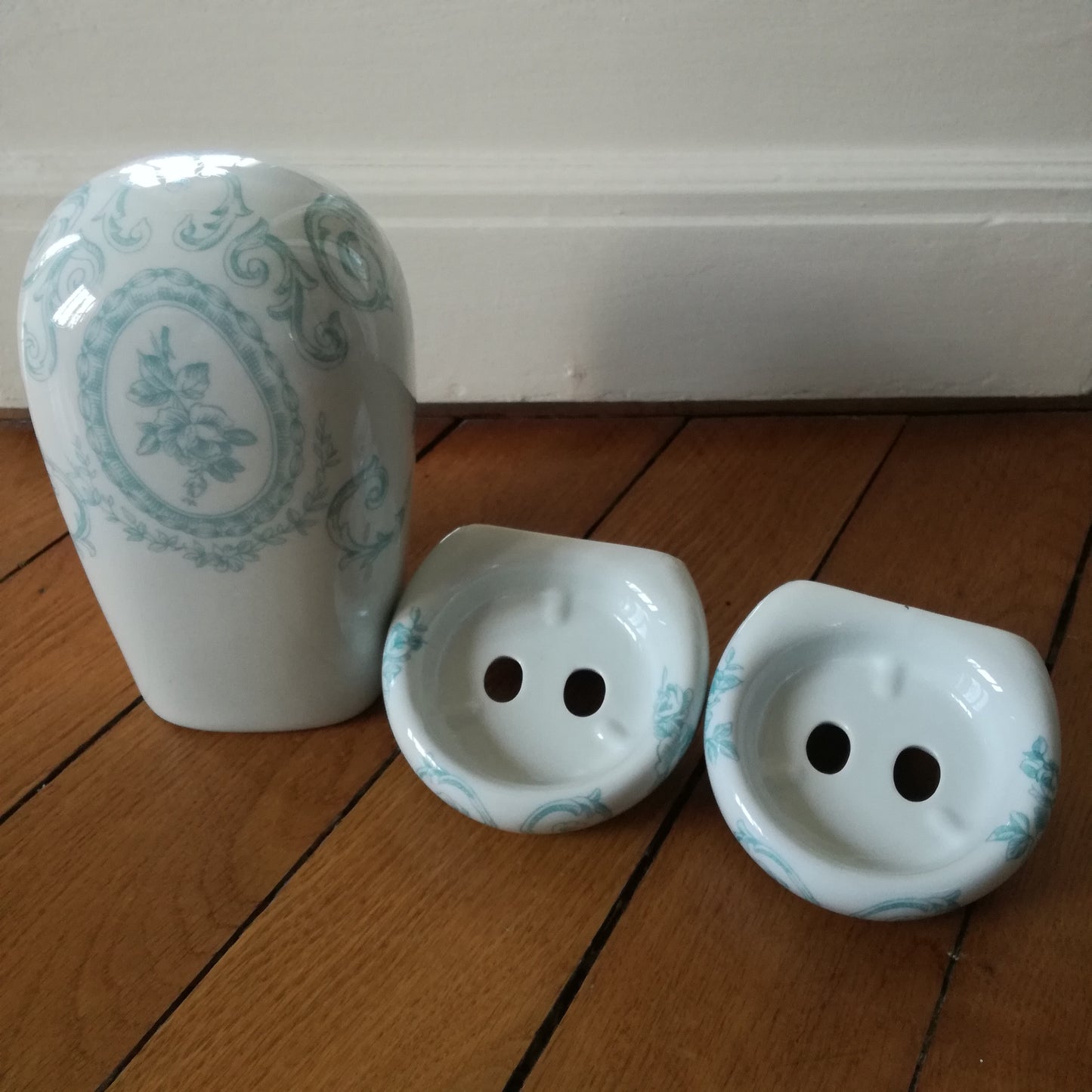 Applique murale et 2 porte brosses à dents à décor floral bleu clair en porcelaine de Paris