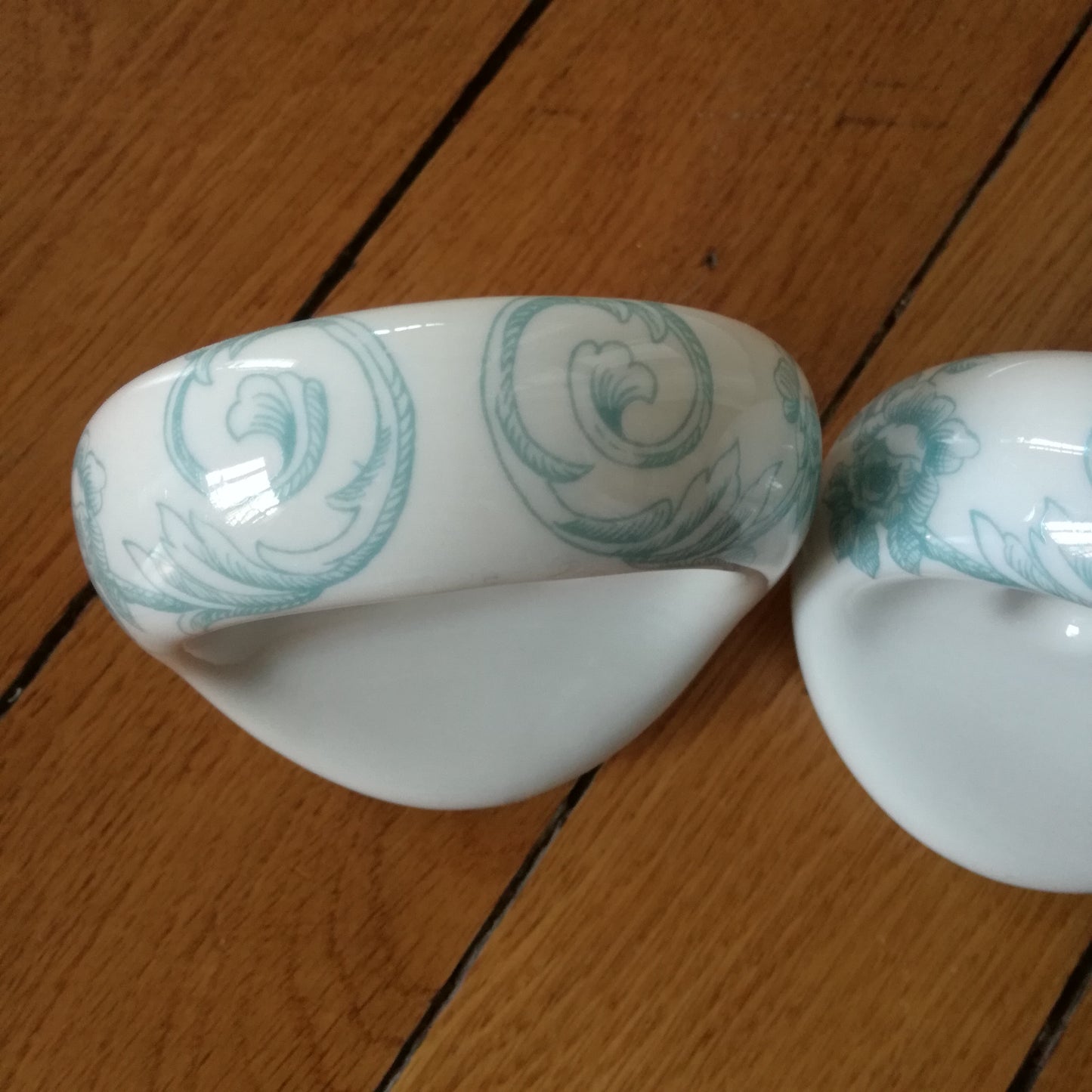 Applique murale et 2 porte brosses à dents à décor floral bleu clair en porcelaine de Paris