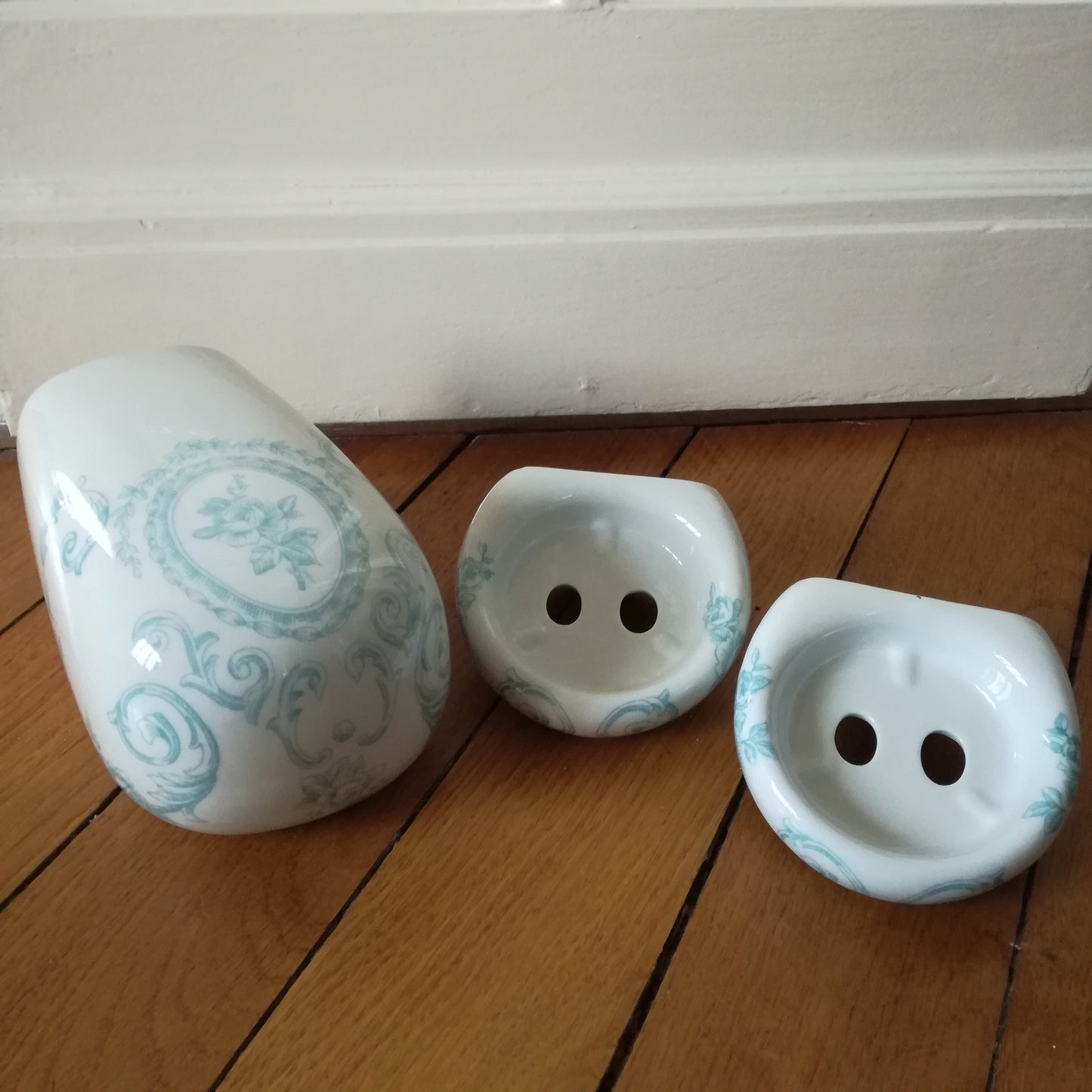 Applique murale et 2 porte brosses à dents à décor floral bleu clair en porcelaine de Paris