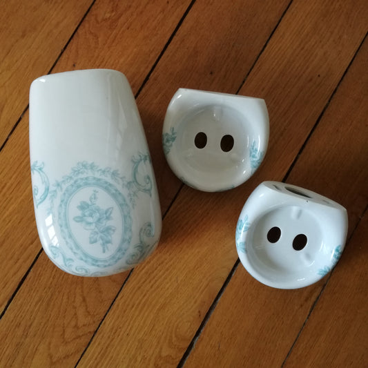 Applique murale et 2 porte brosses à dents à décor floral bleu clair en porcelaine de Paris