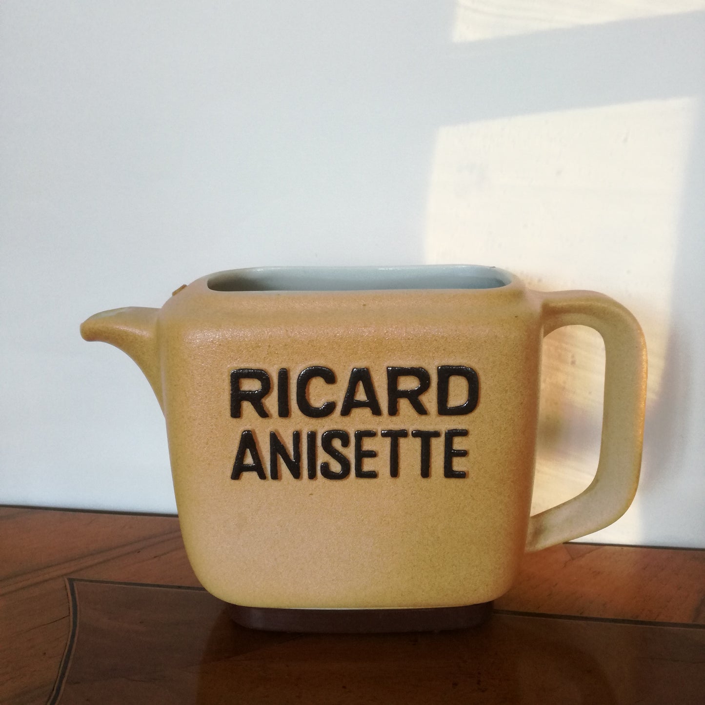 Carafe publicitaire en céramique pour Ricard Anisette des Ateliers de céramique Ricard France