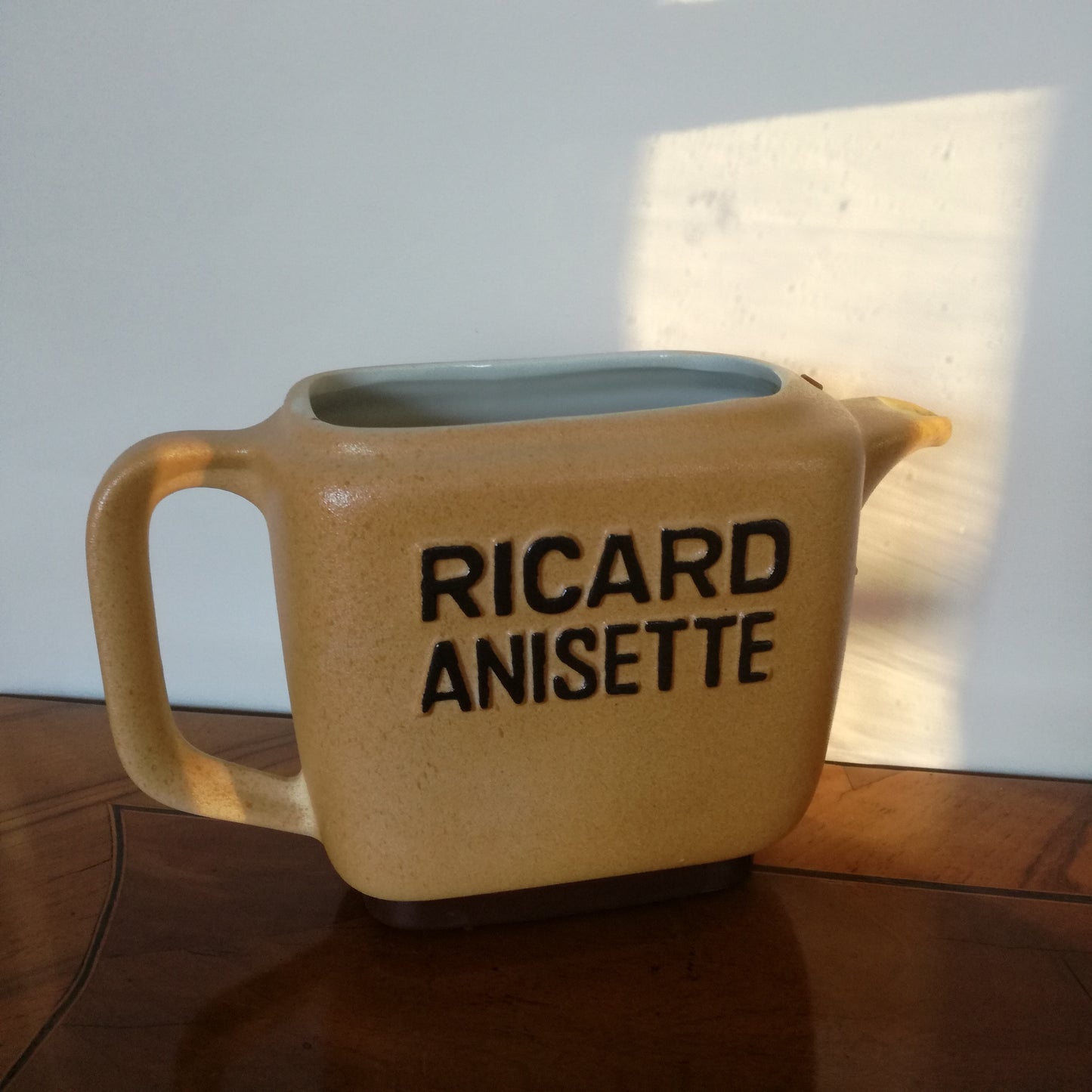 Carafe publicitaire en céramique pour Ricard Anisette des Ateliers de céramique Ricard France