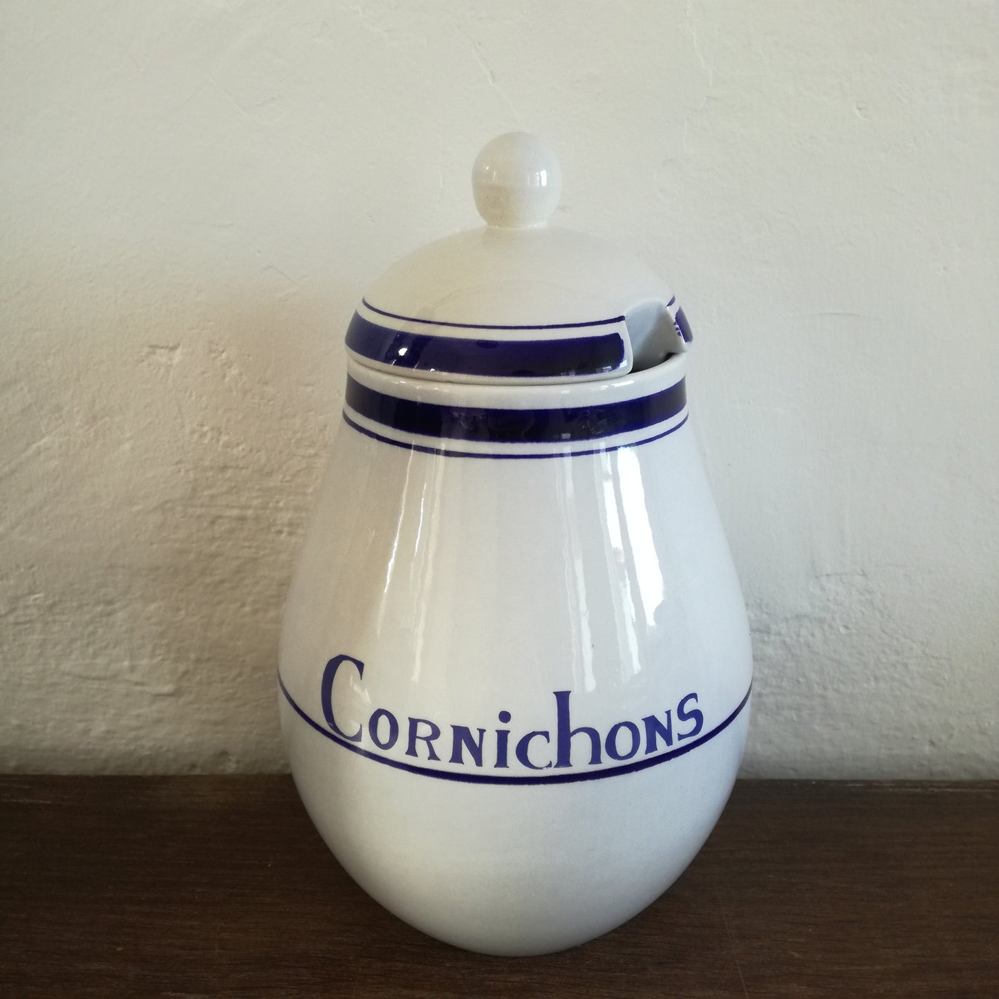 Grand pot à cornichons en faïence bleu clair et liseré marine, modèle Pensée de Salins