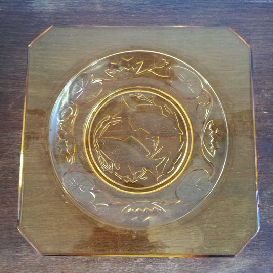 Coupe ancienne en verre de couleur ambre à décor de poissons et nénuphars