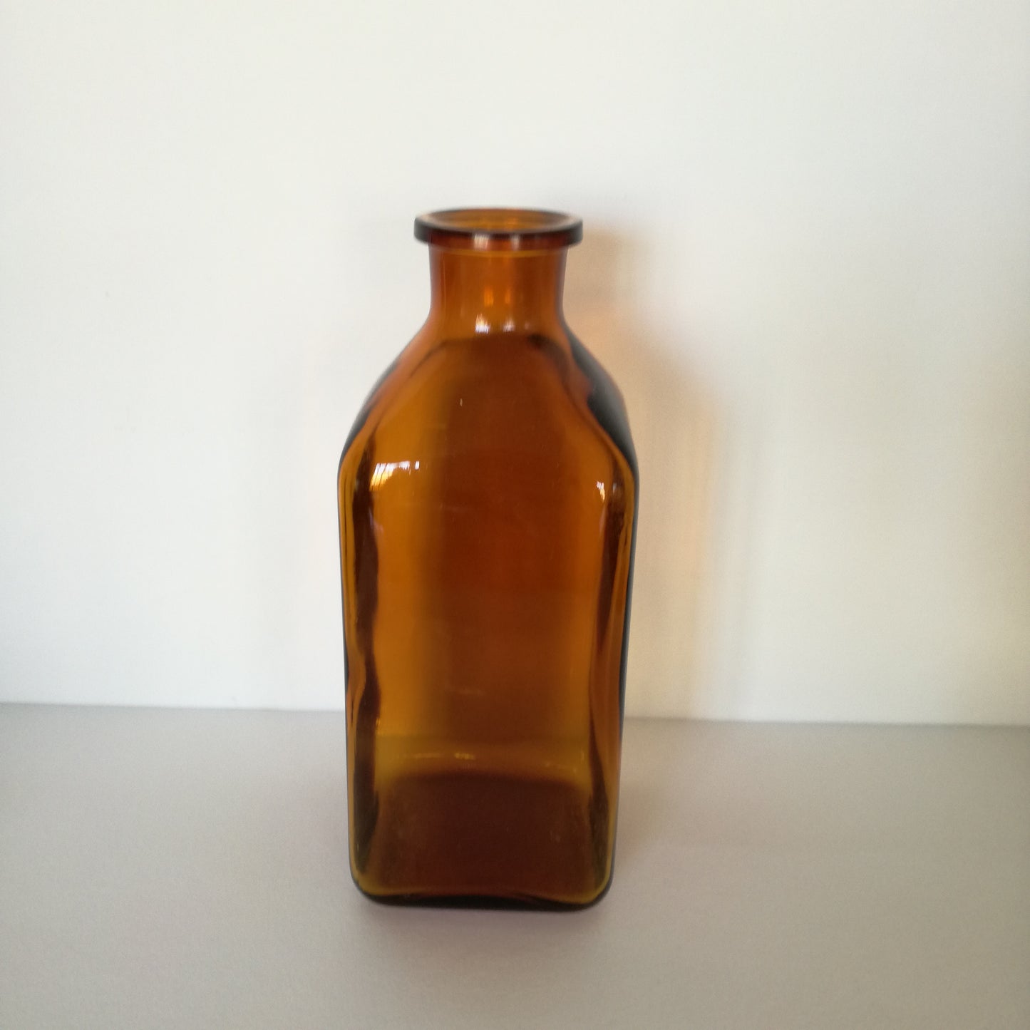 Bouteille ou soliflore en verre de couleur ambre