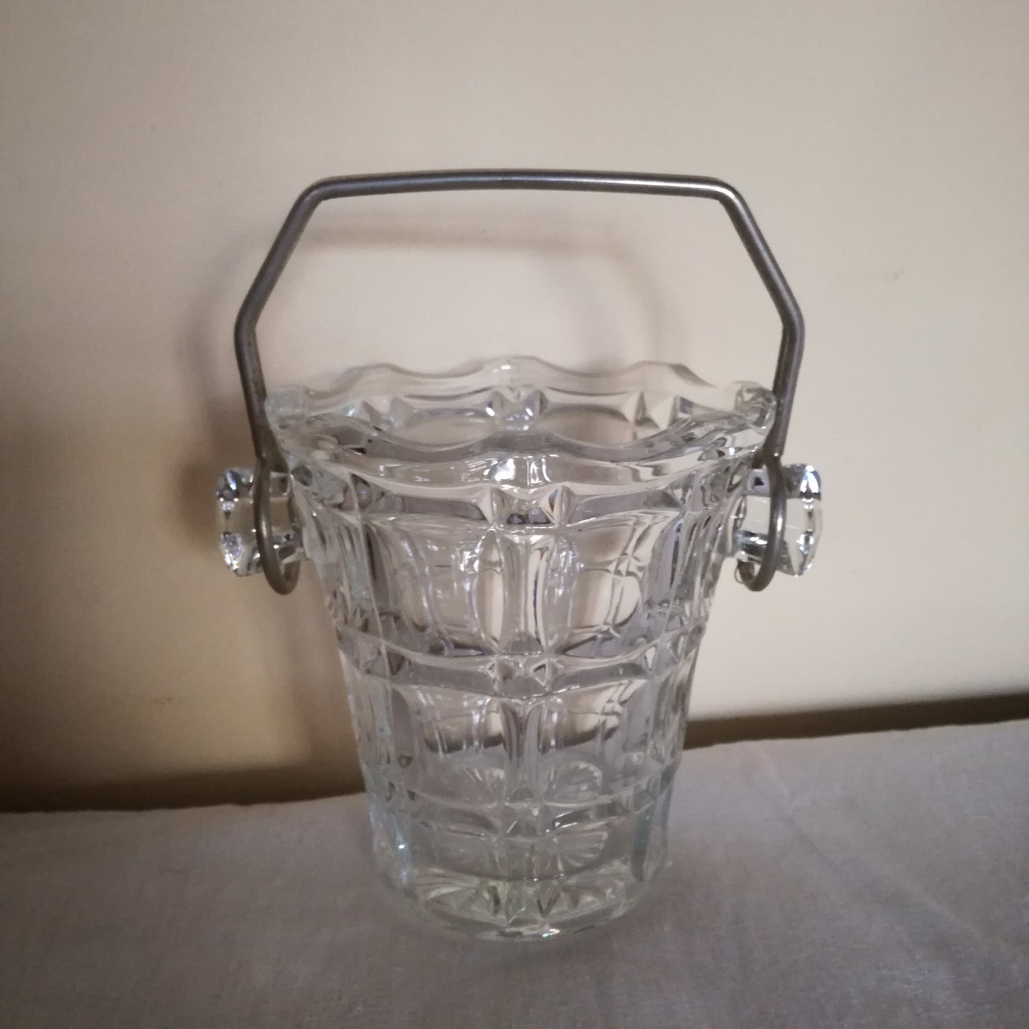 Seau à glaçons en verre épais et anse métal