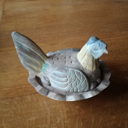 Boîte forme poule sur son nid en bois sculpté ancien