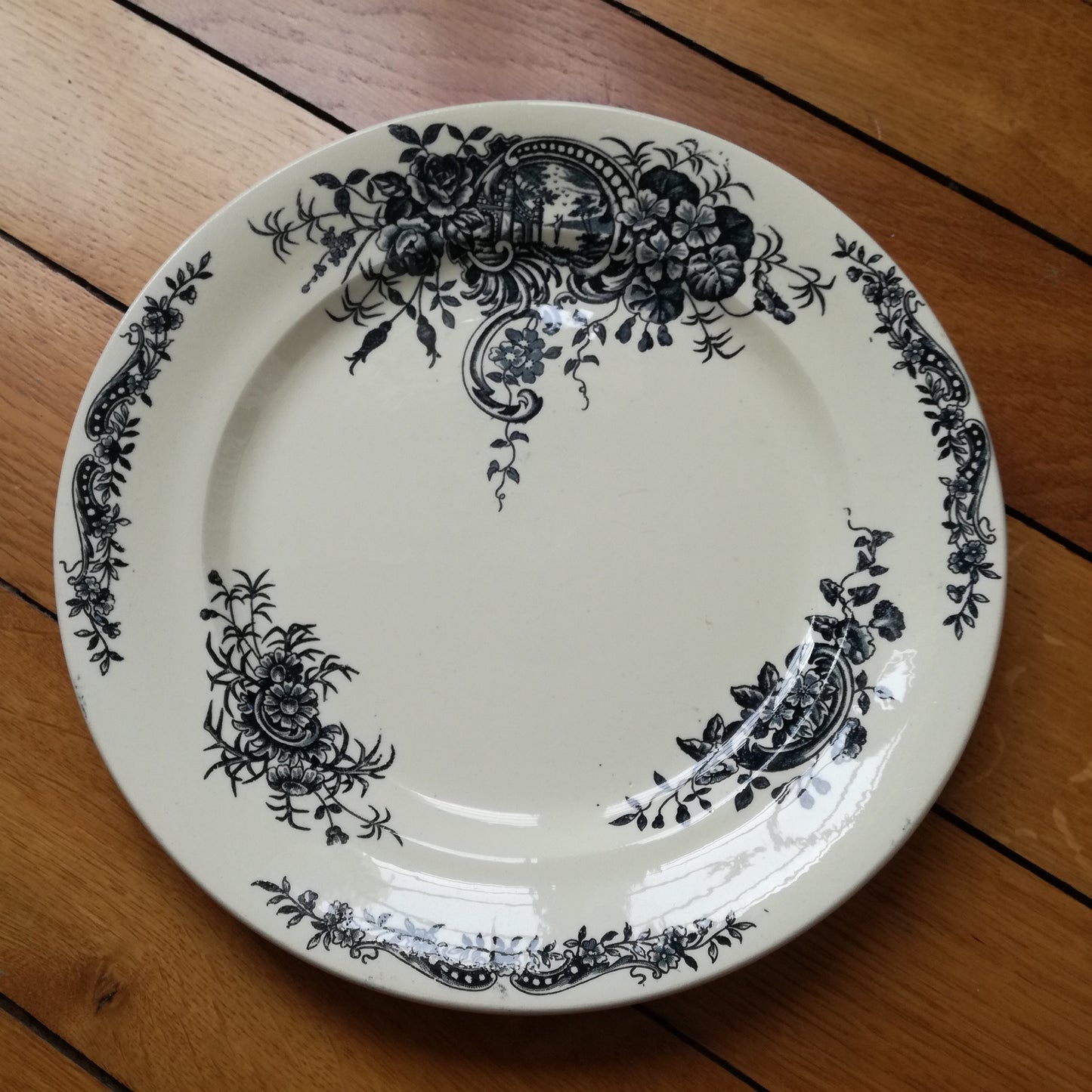 Plat rond en Terre de fer, modèle Rocaille, Salins