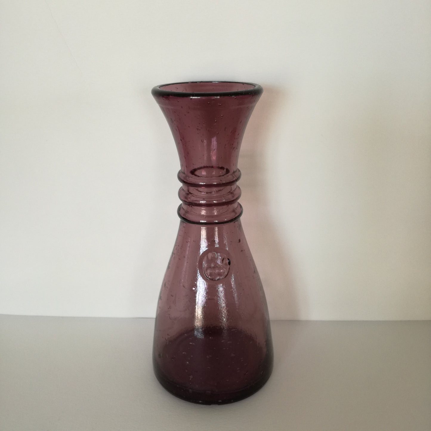 Petite carafe en verre épais bullé violet