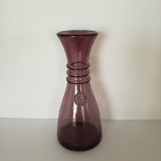 Petite carafe en verre épais bullé violet