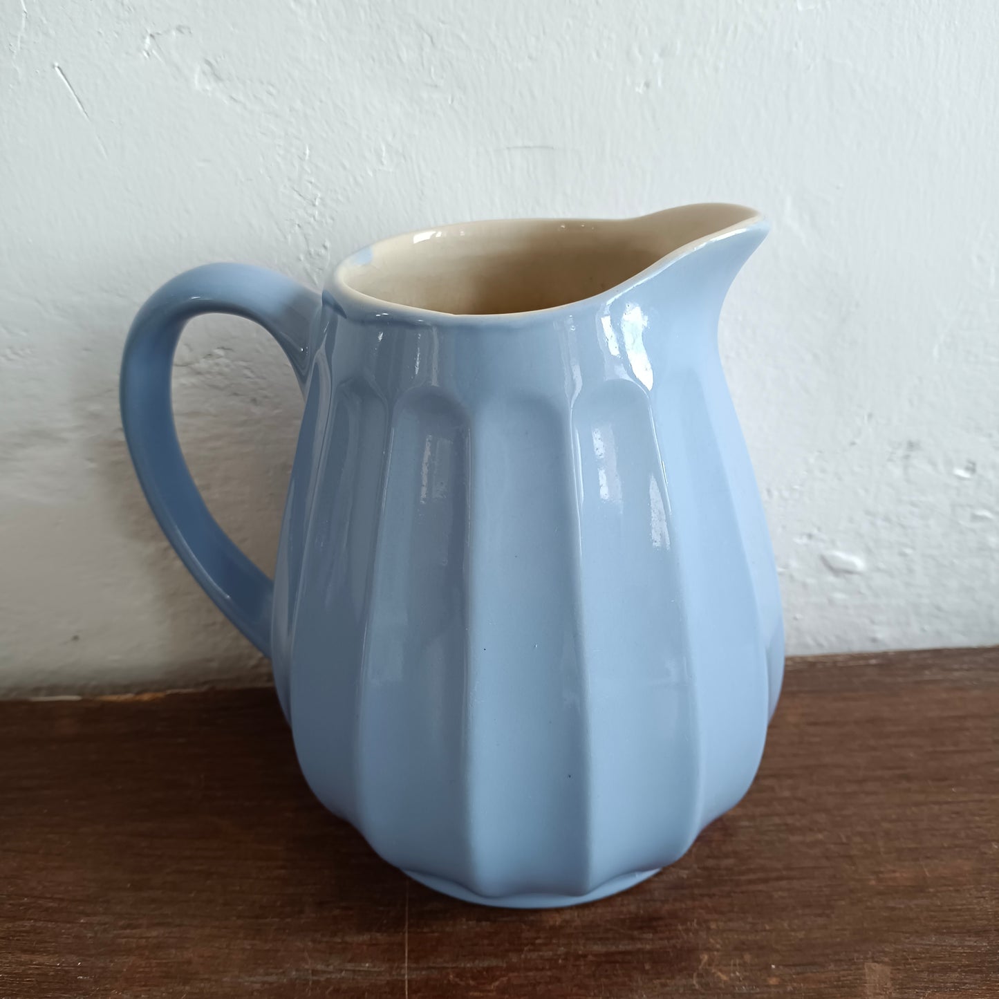 Pichet à eau en faïence biseautée bleu lavande