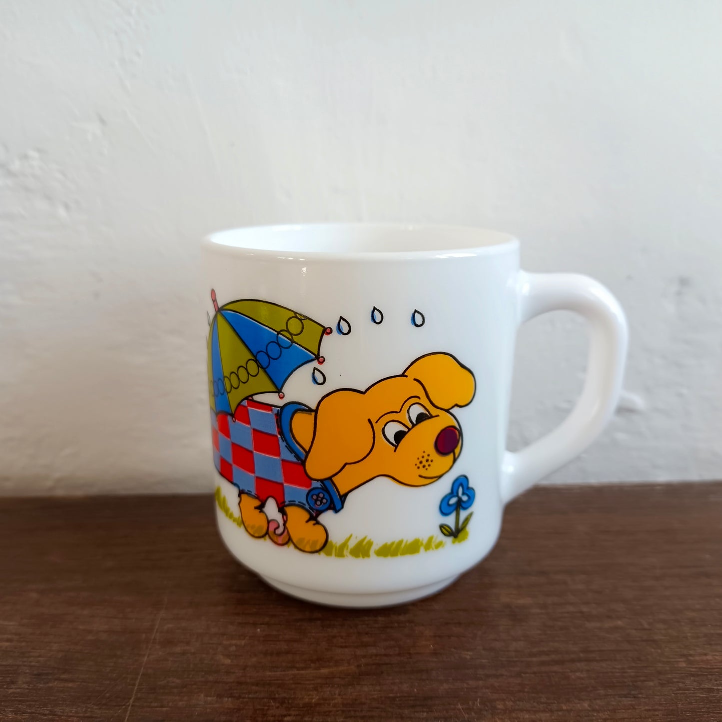 Tasse en opale à décor de chien Arcopal France