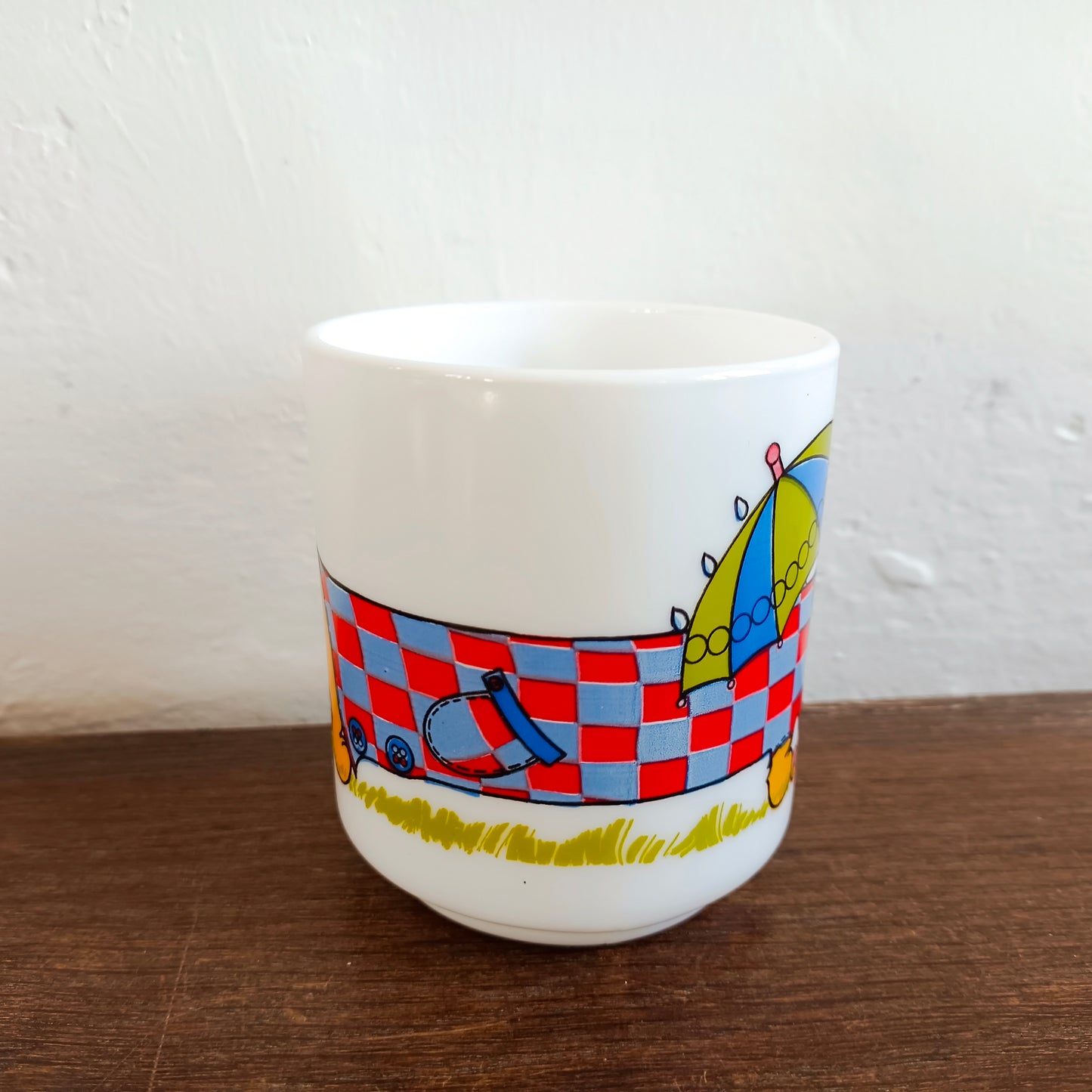 Tasse en opale à décor de chien Arcopal France