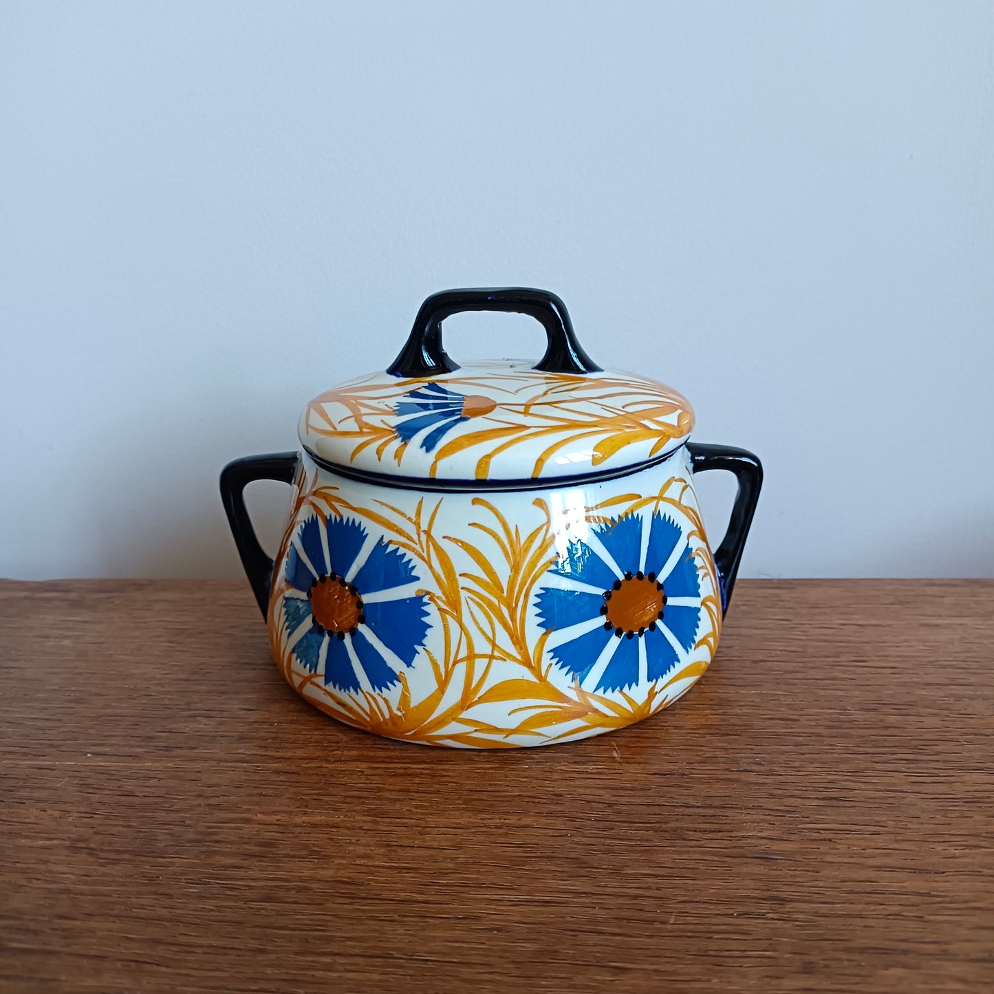 Sucrier ou bonbonnière en faïence ancienne à fleurs stylisées bleues