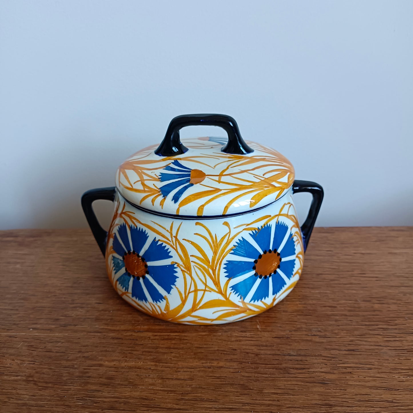 Sucrier ou bonbonnière en faïence ancienne à fleurs stylisées bleues
