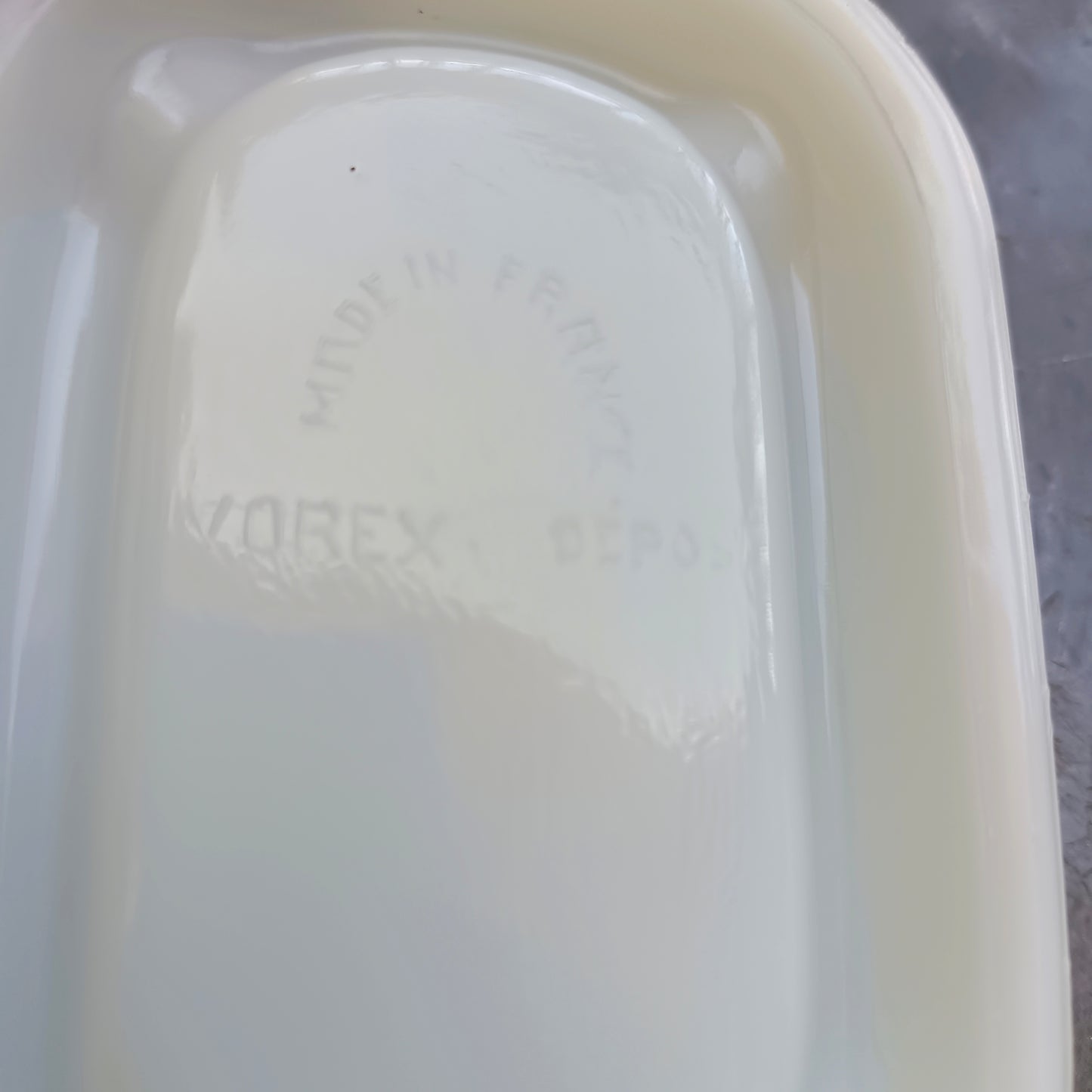 Cendrier publicitaire en opaline blanche Champagne Pierre Launay Barbonne, Ivorex