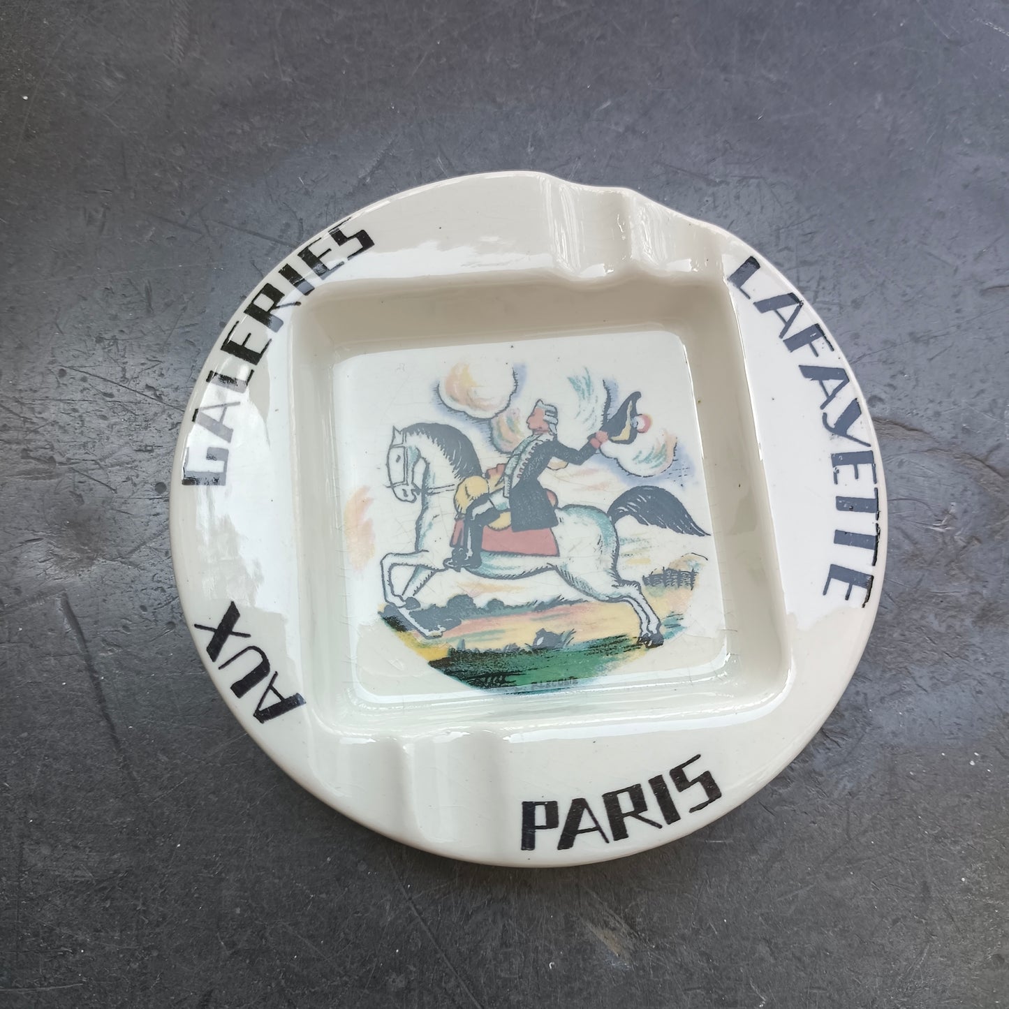 Cendrier publicitaire aux Galeries Lafayette en faïence Sarreguemines, édition de la Maîtrise