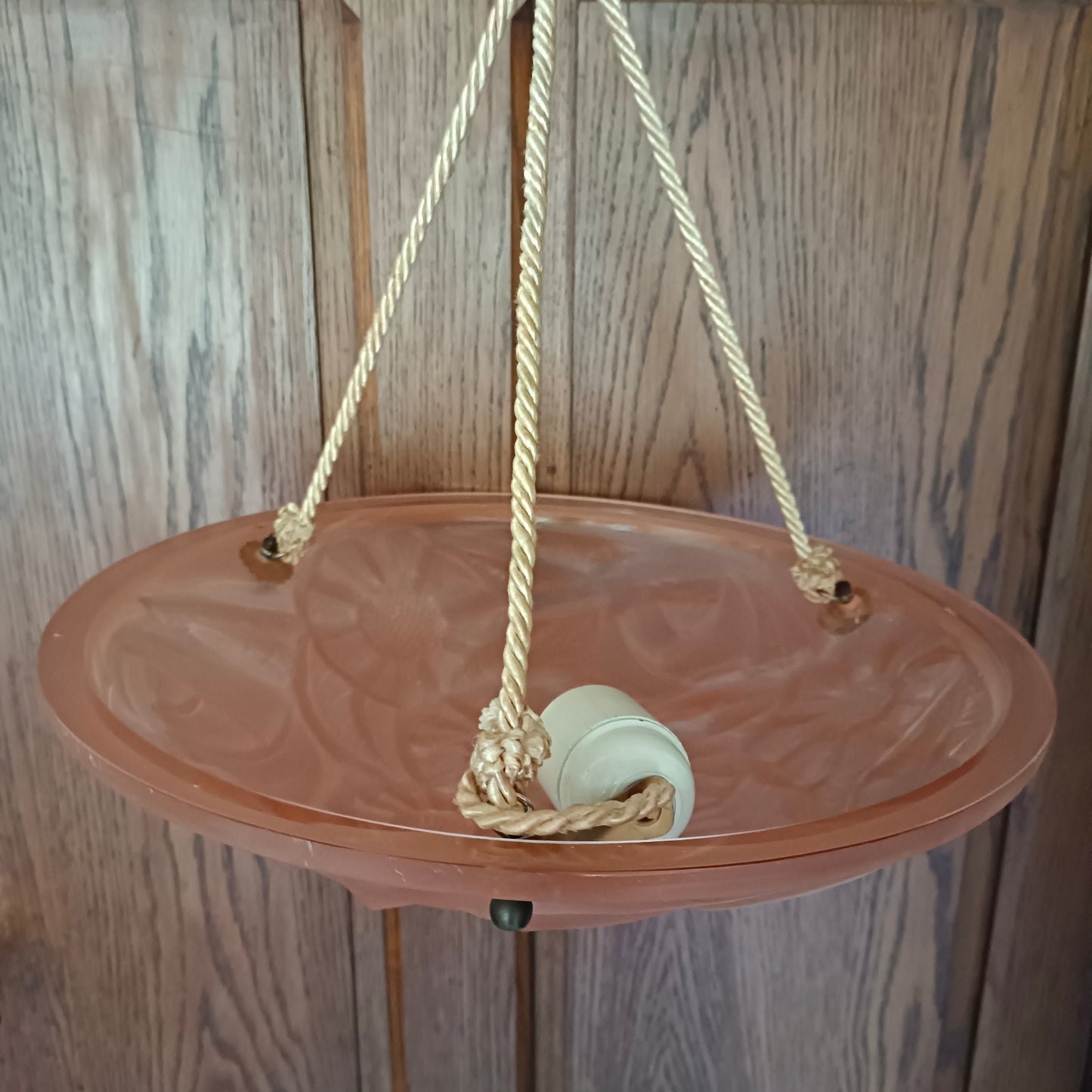 Suspension plafonnier Art Deco en verre pressé moulé rose signé Degué