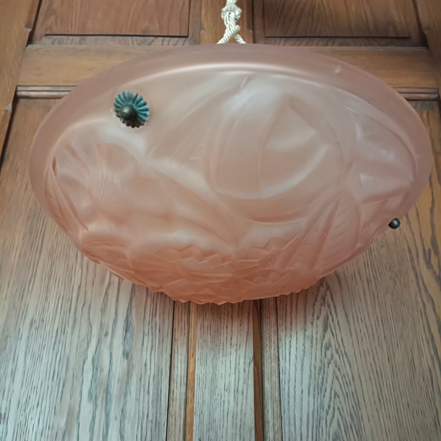Suspension plafonnier Art Deco en verre pressé moulé rose signé Degué