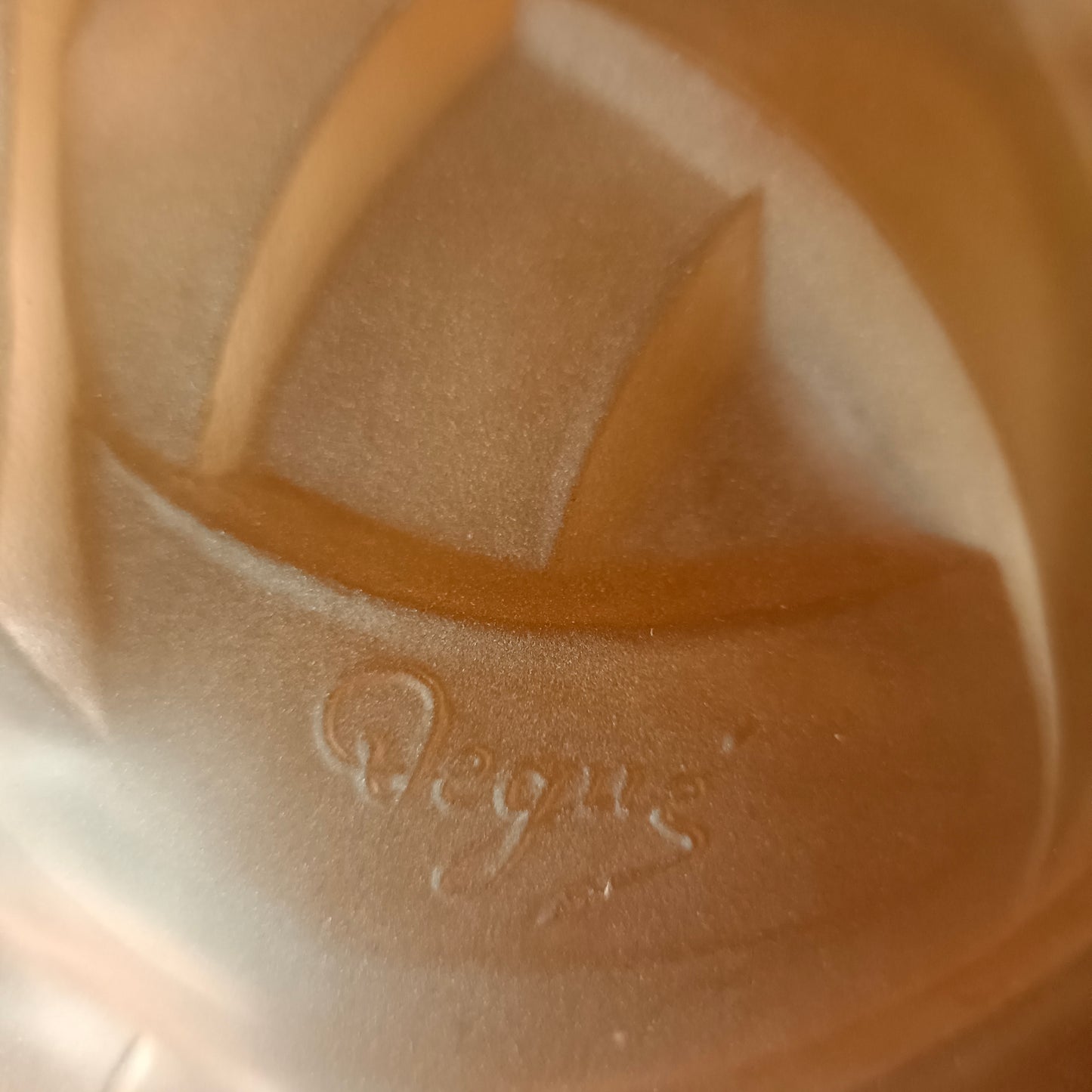 Suspension plafonnier Art Deco en verre pressé moulé rose signé Degué